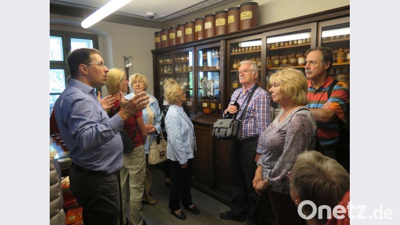 Stadtheimatpfleger Dr. Markus Lommer führt die Senioren durch das Apothekenmuseum. jzk