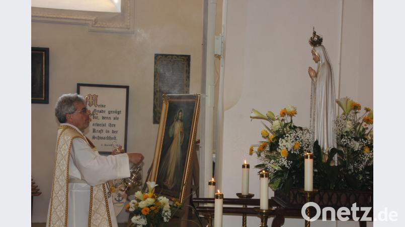 Professor Dr. Josef Kreiml beweihräucherte die Fatima-Statue. kro