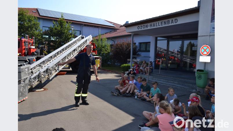 Kommandant Mario Dobmayer stellt beim Rettungstag an der Grundschule Moosbach die Drehleiter vor. gi