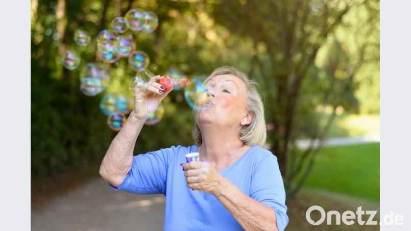 Jeder Erwachsene sollte ab und zu auch mal wieder ein bisschen Kind sein dürfen. michaelheim - stock.adobe.com