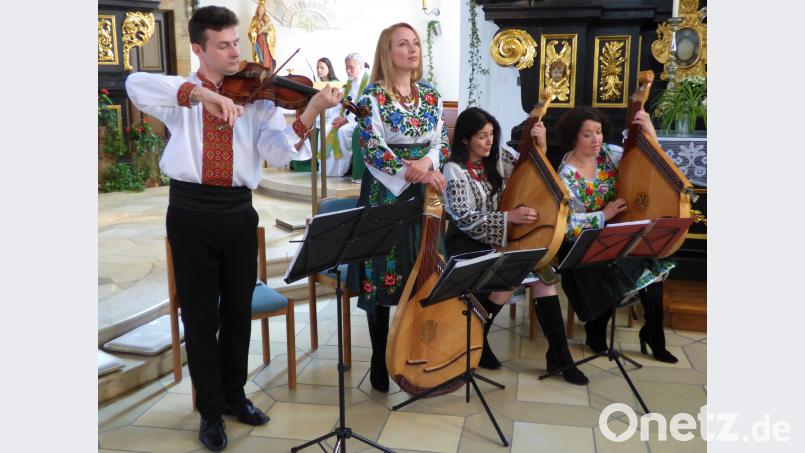 Jarema Pavliv, Olena Nikolenko, Natalija Stachiv und Oksana Kolomiyets (von links) - das „Bandura-Goldkehlchen-Quartett“ aus Lviv. Sie interpretierten auf Violine und Banduras neben klassischen Werken auch Folklore aus ihrer Heimat. mng
