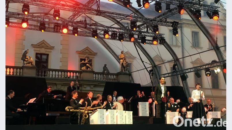Andrej Hermlin (links am Klavier), das „Swing Dance Orchestra“ sowie die beiden Gesangssolisten Ann Sophie und David Hermlin sorgen für einen gelungenen Abend bei den Schlossfestspielen. Holger Stiegler
