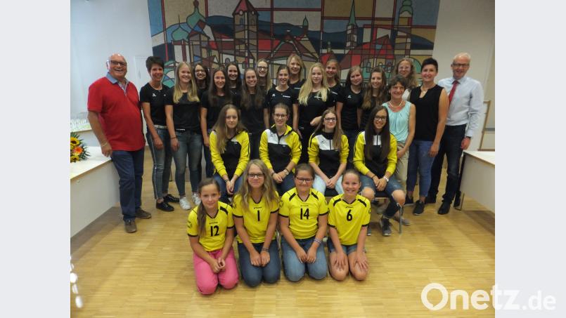 Zusammen mit SV-Vorsitzendem Hans Luber und technischer Leiterin Elisabeth Lederer (von links), sowie Bürgermeister Bernhard Lindner, Trainerin Anna Dotzler (von rechts), Abteilungsleiterin Dr. Monika Hecken-Emmel und Trainerin Lisa Lederer (ab vierte von rechts) wurden die Erfolge der Volleyballerinnen im Rathaus gefeiert. ibj