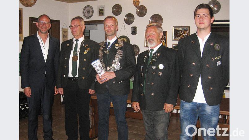 Thomas Jenke (Mitte) wurde neuer Schützenkönig. Als Ritter fungiert sein Vater Hans-Erich Jenke (Zweiter von links). Dazu gratulierten (von links) Zweiter Bürgermeister Alexander Werner, Gildemeister Georg Rebl und der Schützenkönig des Vorjahres, Jonathan Schmid. twi