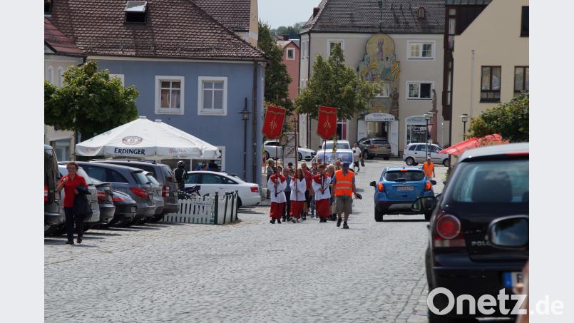 Pfarrer Amschl und Ministranten begleiteten die Wallfahrer zur Stadtpfarrkirche. kaz