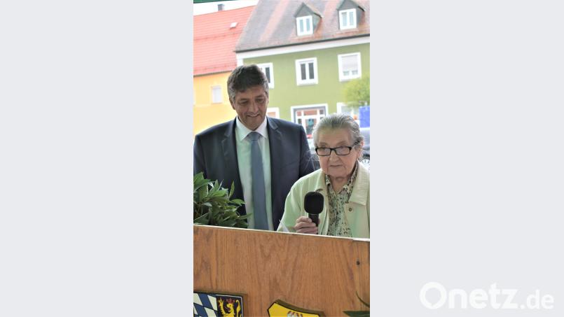 Anna Mock überrascht Bürgermeister Edgar Knobloch mit ihrem selbst verfassten Gedicht. rgr