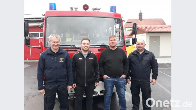 Die Kreisbrandmeister Rainer Kopp (links) und Jürgen Haider (rechts) gratulierten Fabian Reiß und Florian Hörl (Zweiter und Dritter von links) zur erfolgreichen Prüfung für den „Feuerwehrführerschein“. wmi