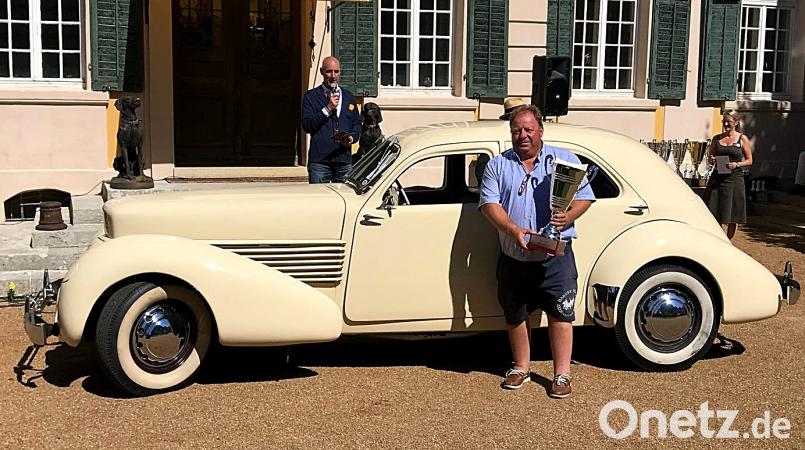 Mit dem Cord 812 errang Konrad Fischer vor kurzem einen Pokal. Bei der Oldtimerausfahrt in Neustadt stellt er das Auto den Besuchern vor. zer