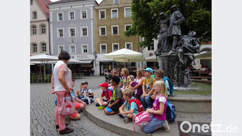 Die Kinder der Schulbetreuung, hier vor dem Hochzeitsbrunnen, erkunden Amberg. ibj