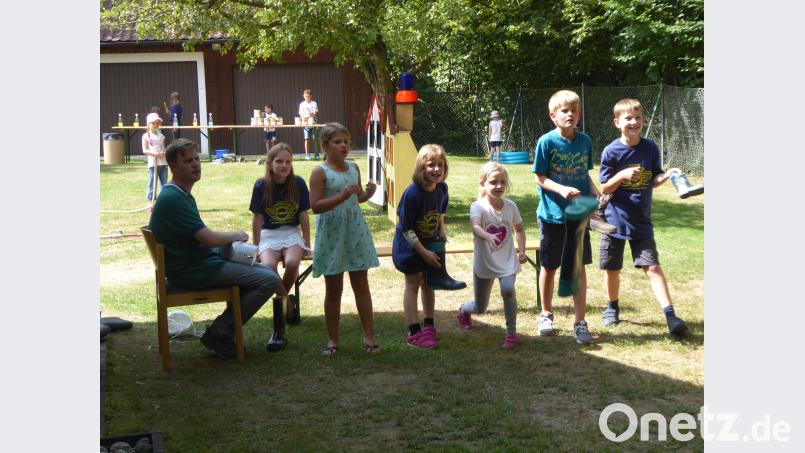 Viel Spaß hatten die Kinder bei den verschiedenen Spielen - wie hier dem Gummistiefelweitwurf. exb