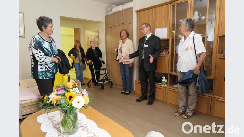 Das Elisabethenheim hebt die Heimbeiträge an. Der Eigenanteil der Bewohner steigt auf monatlich 2028 Euro im Einzelzimmer. Heimleiter Egon Gottschalk (Zweiter von rechts) begründet die Erhöhung mit steigenden Kosten. Hirsch