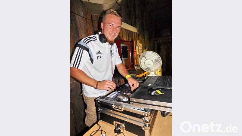 Am Plattenteller der „Balla-Balla-Party“ steht DJ „Peter En el Parlante“ alias Peter Ferber. hai