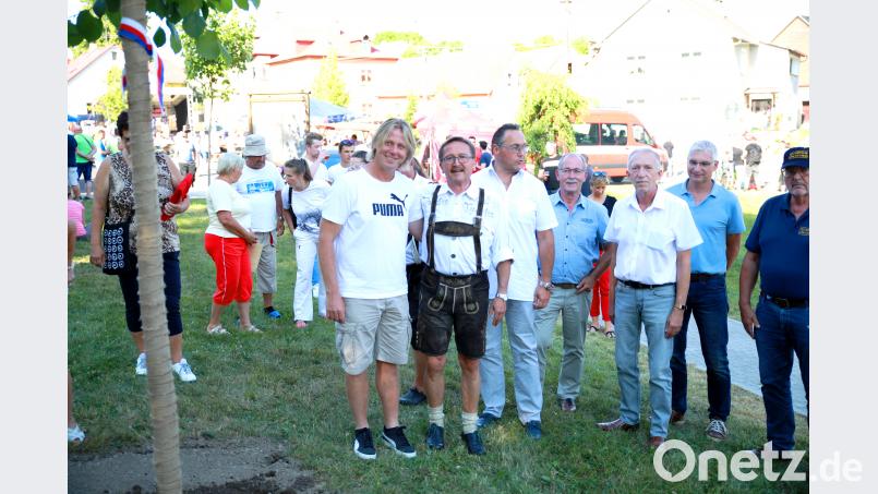 Sommerfest im tschechischen Plesna und die Erbendorfer feierten mit. Auf dem bild (von links) Plesnas Bürgermeister Peter Schaller, Bürgermeister Hans Donko sowie die Stadträte Adrian Kottas, Anton Hauer, Klaus Gredinger und Reinhold Kastner. njn
