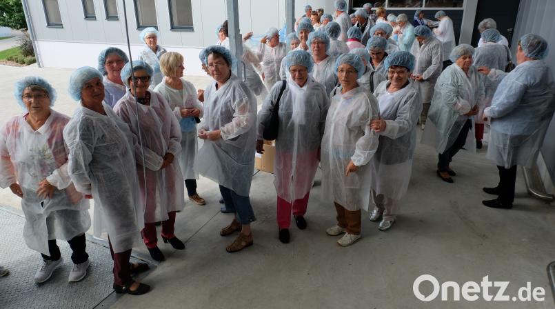 Nach Einhaltung der Hygieneverordnung begann die Führung durchs Werk. exb