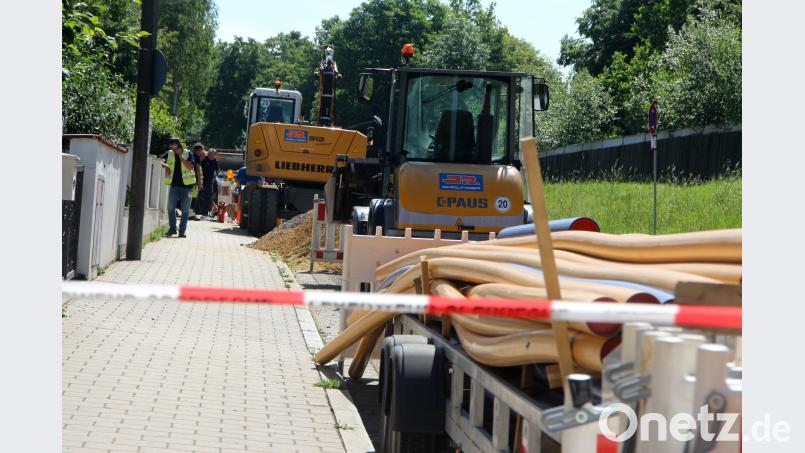 Am Montagvormittag eilten zahlreiche Einsatzkräfte der Polizei, des Rettungsdienstes und der Berufsfeuerwehr Regensburg in die Straße "Am Zieget" in Regensburg. Bei Bauarbeiten hatte ein Baggerfahrer ein Stück der Gasleitung abgerissen. Auer, Alexander