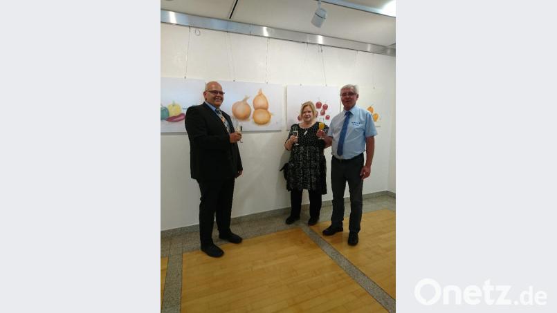 Appetitanregende Bilder zeigt die neue Ausstellung der Darmstädterin Ilse Fuss. Sie hoffte bei der Eröffnung gemeinsam mit Sibyllenbad-Leiter Gerhard Geiger (rechts) und Bürgermeister Klaus Meyer auf zahlreiche Besucher. exb
