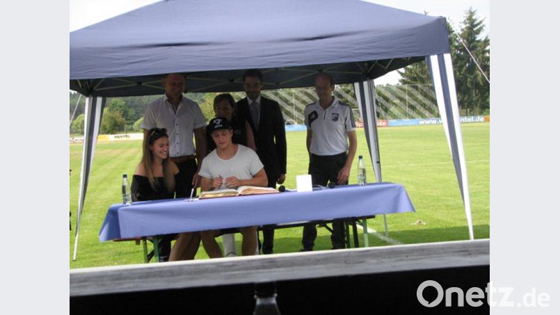 In Gegenwart der Bürgermeister Oetzinger, Steiner und Kammerer, von VfB Vorstand Richard Paulus und seiner Freundin Antonia trägt sich Dominik Kahun in das goldene Buch ein. knh