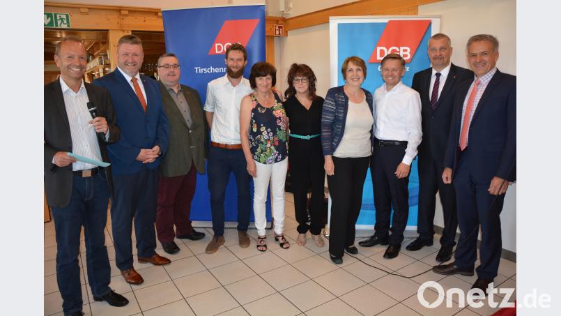 Die Diskutanten (von links) mit OTV-Moderator Thomas Bärthlein, DGB-Chef Klaus Schuster, Christian Dietl (DGB Oberpfalz), David Schmitt, Dr. Brunhilde Dick-Kollmannsperger, Dr. Maria Luise Vogel, MdL Annette Karl, MdL Tobias Reiß, Peter Hofmann (DGB-Regionssekretär) und Bürgermeister Roland Grillmeier. jr