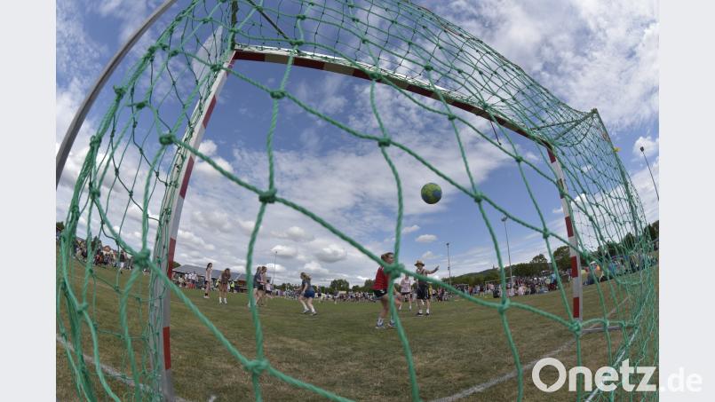Ungewöhnlich viel Frischluft haben die Sportler beim Amberger Handballfestival. Gespielt wird auf zwölf Rasenplätzen, in die Halle geht es am Wochenende nur zum Feiern. Ziegler