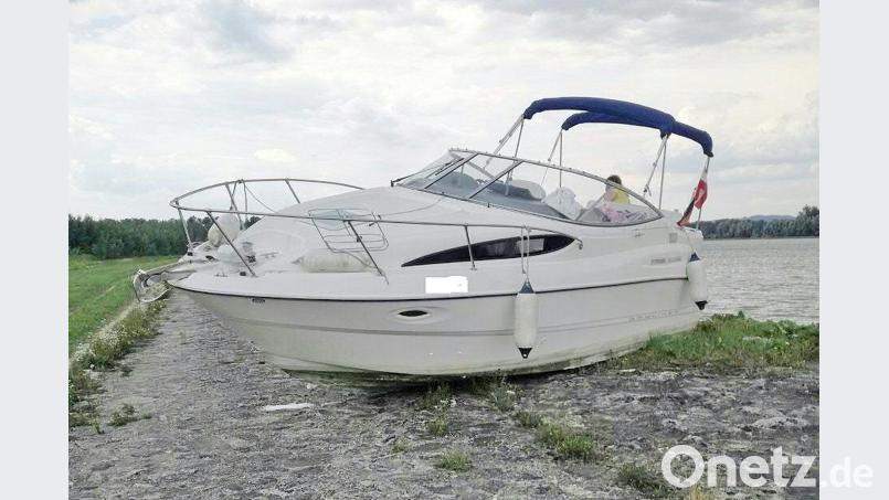 Ein Sportboot steht auf einem Radweg. Ein Betrunkener Mann ist mit seinem Sportboot auf dem Ufer-Radweg der Donau gelandet. LPD NÖ/APA/dpa