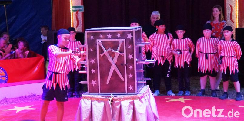 Selbst spektakuläre Zaubertricks fehlten nicht im Programm des Grundschul-Projektzirkus: Ohne Blutvergießen steckten die &quot;Seeräuber&quot; ihre Schwerter in eine Kiste, in der ein Mitschüler saß. weu
