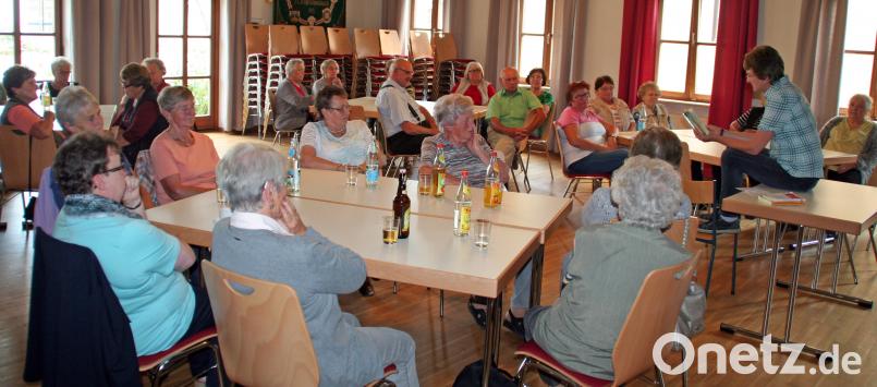 Scheinbar unbedeutende Begebenheiten aus dem Alltag thematisiert Autorin Christa Vogl (rechts) in ihren Kurzgeschichten. Mit einigen davon unterhält sie im Pfarrheim die Senioren. Danach stärken sich die Besucher mit Grillspezialitäten und Salaten, die das Seniorenteam vorbereitet hatte. lep