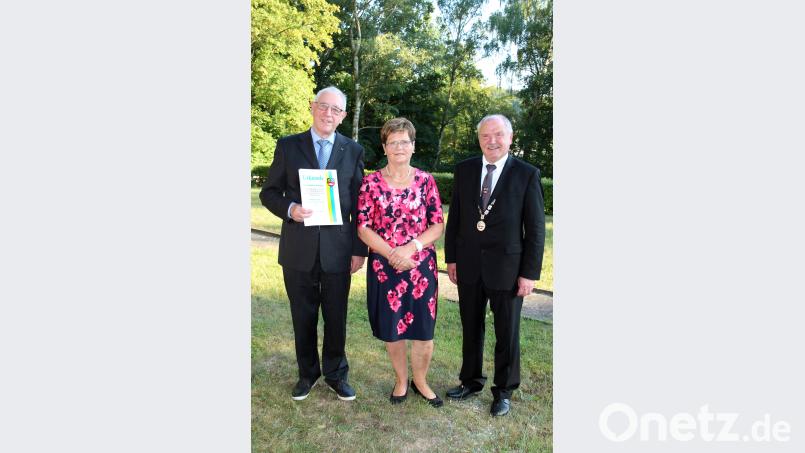 Robert Dotzauer (links) freut sich gemeinsam mit seiner Ehefrau Agnes über die Verleihung des Ehrentitels „Altbürgermeister“ durch den Stadtrat. Bürgermeister Peter Lehr hält die Laudatio auf seinen Amtsvorgänger. stg