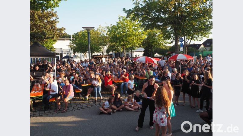 Die Bänke zwischen der Bühne am Parkdeck und der Stadthalle sind komplett gefüllt. krb