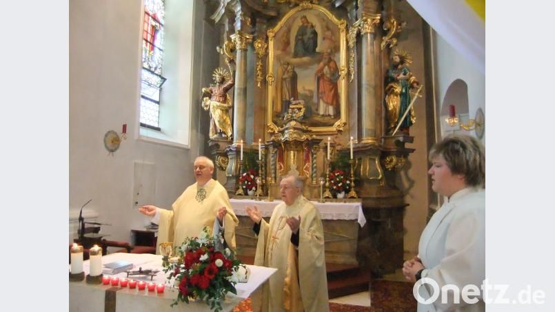 Am Altar in der Nikolauskirche beim 169. Bruderschaftsfest (von links): Pfarrer Herbert Grosser und Pfarrer Josef Fromm. gm