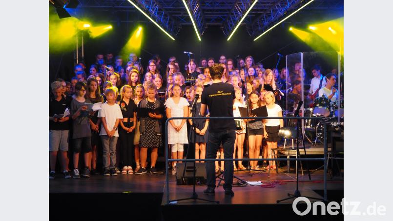 Der zusammengeführte Chor von Realschule und Gymnasium füllt die Bühne beim Sommerkonzert komplett aus. krb