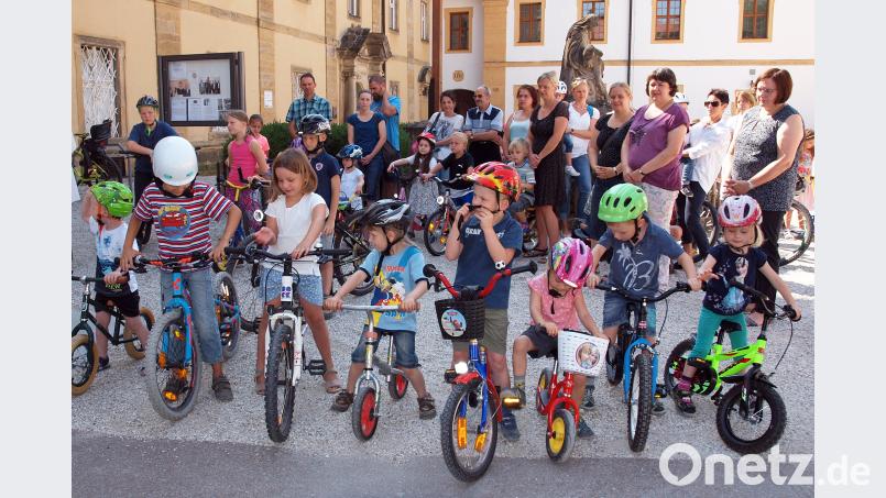 Aufgeregt warteten die Kinder mit ihren Fahrrädern, Rollern, Bobby-Cars und Dreirädern darauf, von Pfarrer Sturm gesegnet und mit Weihwasser besprenkelt zu werden. sön