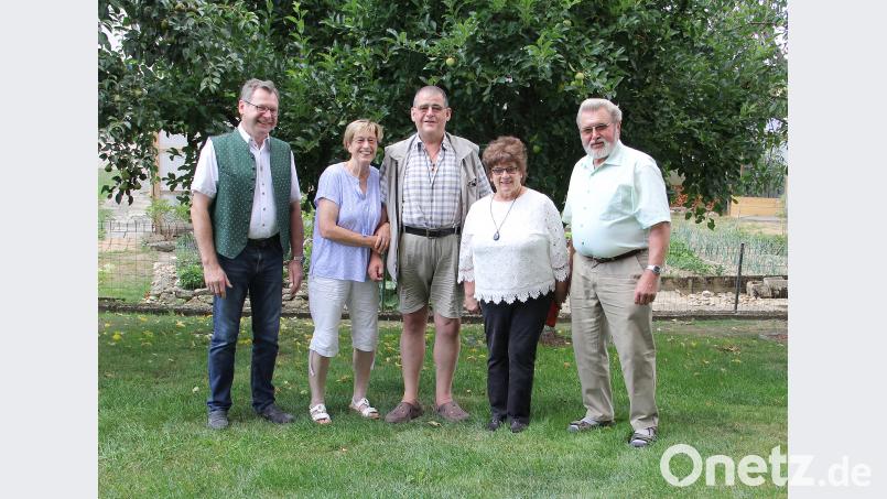 Jubiläum im Doppelpack: Willibald und Rita Reiter (rechts) feierten goldene Hochzeit und am gleichen Tag quartierten sich Hildegard und Martin Mees zum 15. Mal für ihren Urlaubsaufenthalt im Hause Reiter ein. Bürgermeister Martin Prey (links) freute sich, gleich zu zwei Jubiläen an einem Ort seine Glück- und sonstigen Wünsche auszusprechen. boj