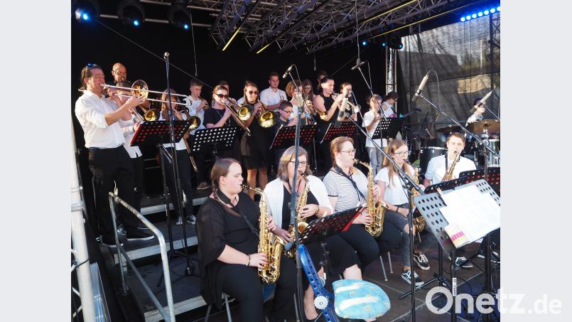 Die Realschul-Big-Band spielt mit Unterstützung aus Nabburg. krb