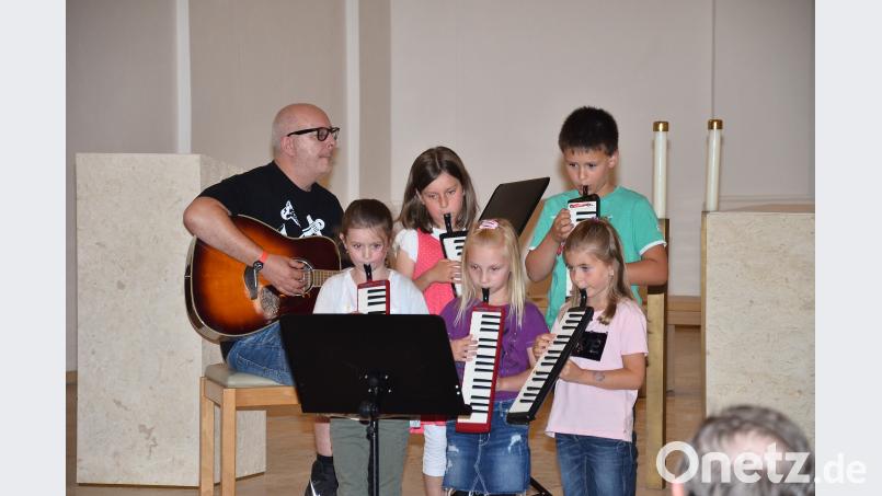 Die Allerjüngsten spielen und singen "Gott liebt die Kinder" in Begleitung von Wolfgang Schieder. fjo