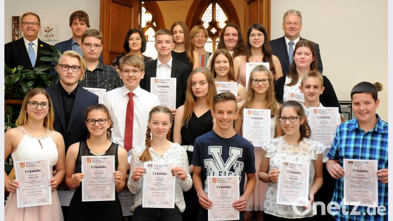 Die besten Abschlussschüler der Mittelschulen im Stadtgebiet und im Landkreis mit Bürgermeister Martin Preuß (links hinten), Landrat Richard Reisinger (rechts hinten) und Schulamtsdirektorin Beatrix Hilburger (hinten Mitte). Stephan Huber