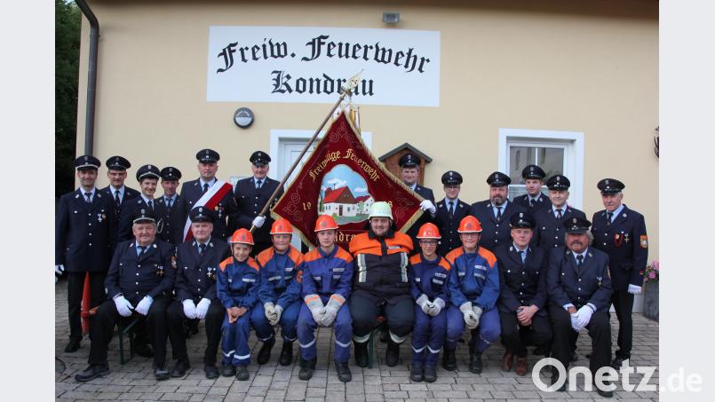 Die Feuerwehr Kondrau feiert an diesem Wochenende mit einem zweitägigen Fest ihren 120. Geburtstag.Links stehend Vorsitzender Alexander Kolb, Dritter von links stehend Kommandant Michael Richtmann. Vorne links sitzend Ehrenkommandant Hans Häckl. kro