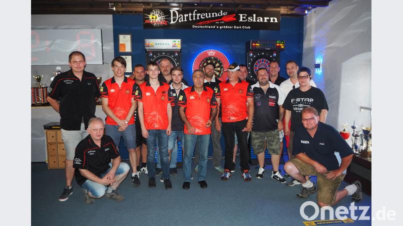 Martin Bauer (vorne, rechts) und Spielführer Hans-Jürgen Bauer (hinten, links) begrüßen die Darter aus Nürnberg (rotes Trikot) und aus Dettelbach (schwarzweißes Trikot) in Eslarn zu den letzten Spielen der Saison. gz