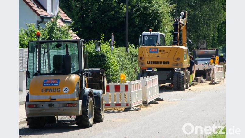 Am Montagvormittag eilten zahlreiche Einsatzkräfte der Polizei, des Rettungsdienstes und der Berufsfeuerwehr Regensburg in die Straße "Am Zieget" in Regensburg. Bei Bauarbeiten hatte ein Baggerfahrer ein Stück der Gasleitung abgerissen. Auer, Alexander