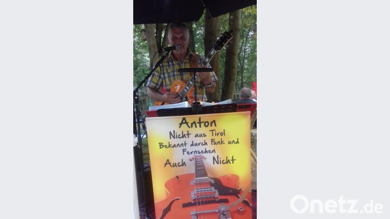 Musiker Anton spielt auf. gra