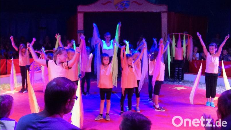 In einer tollen Schwarzlichtshow jonglierten die Kinder mit Tüchern, Bällen und Seilen. weu
