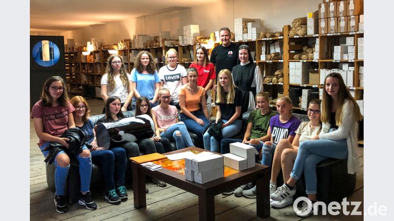 Die Schülerinnen der Mädchenrealschule zusammen mit Sr. Raphaela M. Kratzer und Robert Christ in der Glashütte Lamberts. exb