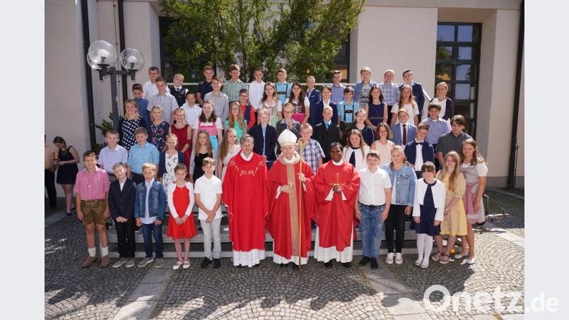 Firmlinge der Pfarreien Waldthurn und Neukirchen zu St. Christoph mit Weihbischof Reinhard Pappenberger (Mitte) fvo