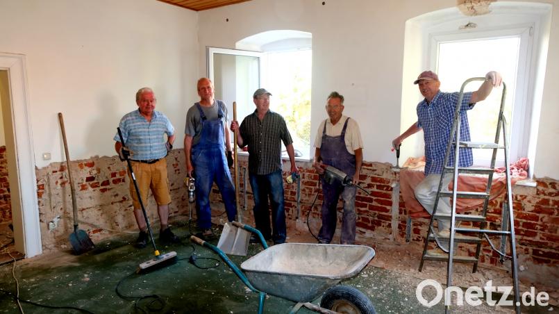 Die Männer des Katholischen Männervereins, Manfred Herold, Markus Wall, Karl Betz, Helmut Weig und Martin Landgraf (von links) legen sich für die Sanierung des des Herz-Jesu-Hauses ins Zeug. le