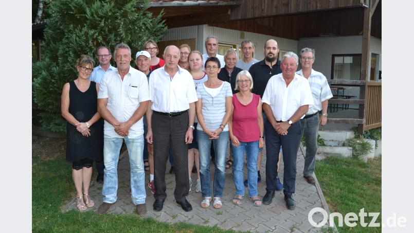 Die neue "Mannschaft" des Tierfriedhof-Fördervereins. Vorsitzender Josef Gebhardt (vorne 3.v.l.) mit seinen Stellvertretern Doris Wiederer und Klaus Meier (rechts und links daneben). hcz