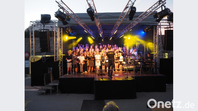 Der zusammengeführte Chor von Realschule und Gymnasium füllt die Bühne beim Sommerkonzert komplett aus. krb