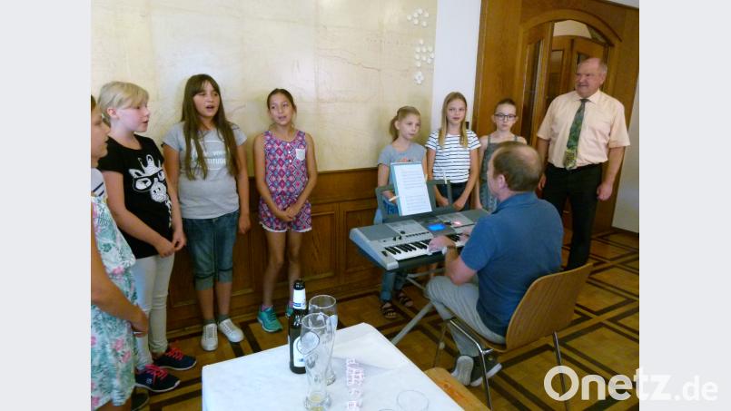 Die Musikschule gratulierte mit frohem Gesang. rn