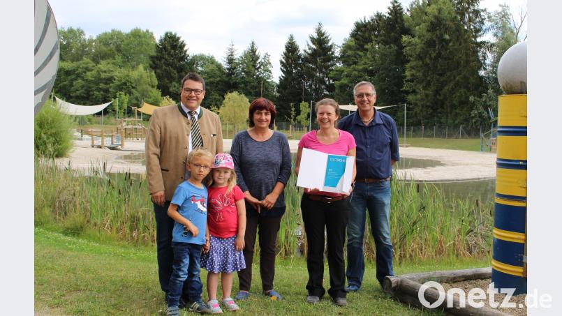 Die 25.000. Besucherin im Erlebnispark Wasser-Fisch-Natur 2018, Sarah Grychnik (5), zusammen mit Freund Moritz und (v.l.) Bürgermeister Thomas Falter, Elisabeth Richter (Kiosk des Erlebnisparks), Katja Grychnik und Bauhofleiter Volker Keil. exb
