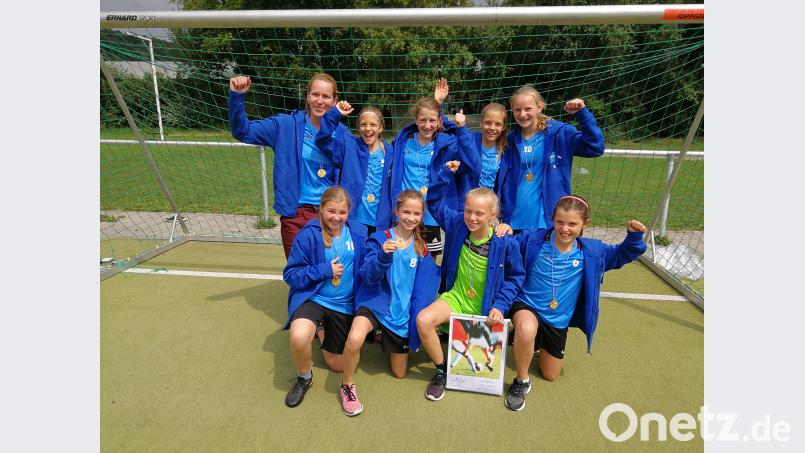 Freude bei den erfolgreichen Fußballerinnen. Die Mädchen des Augustinus-Gymnasiums siegen beim Landesfinale. exb
