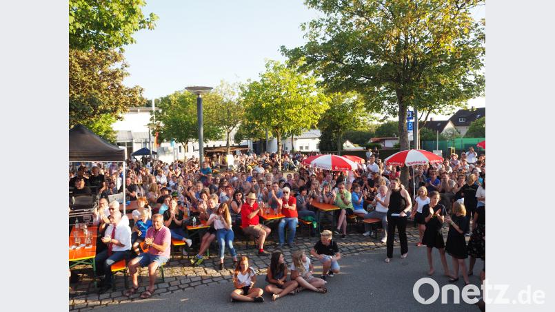 Die Bänke zwischen der Bühne am Parkdeck und der Stadthalle sind komplett gefüllt. krb