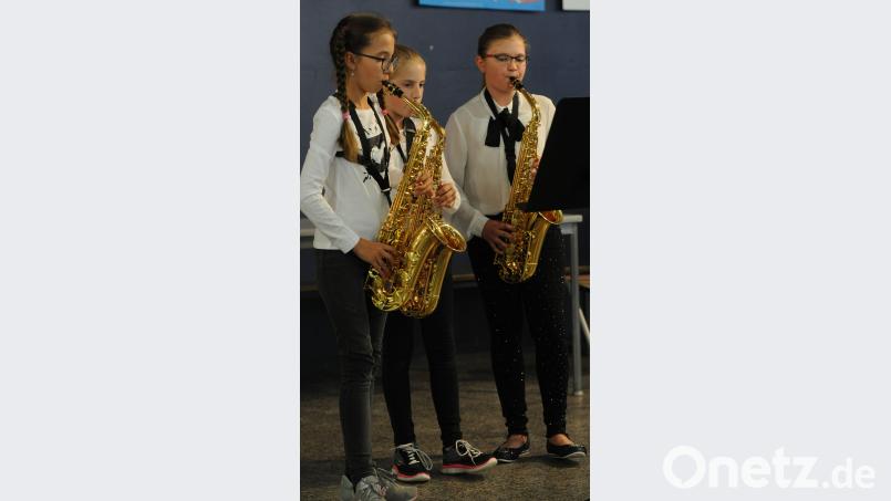 Saxofon-Ensemble mit "Pippi Langstrumpf" (von links): Sophia Müller, Amelie Haller und Evi Tadin. (gf)